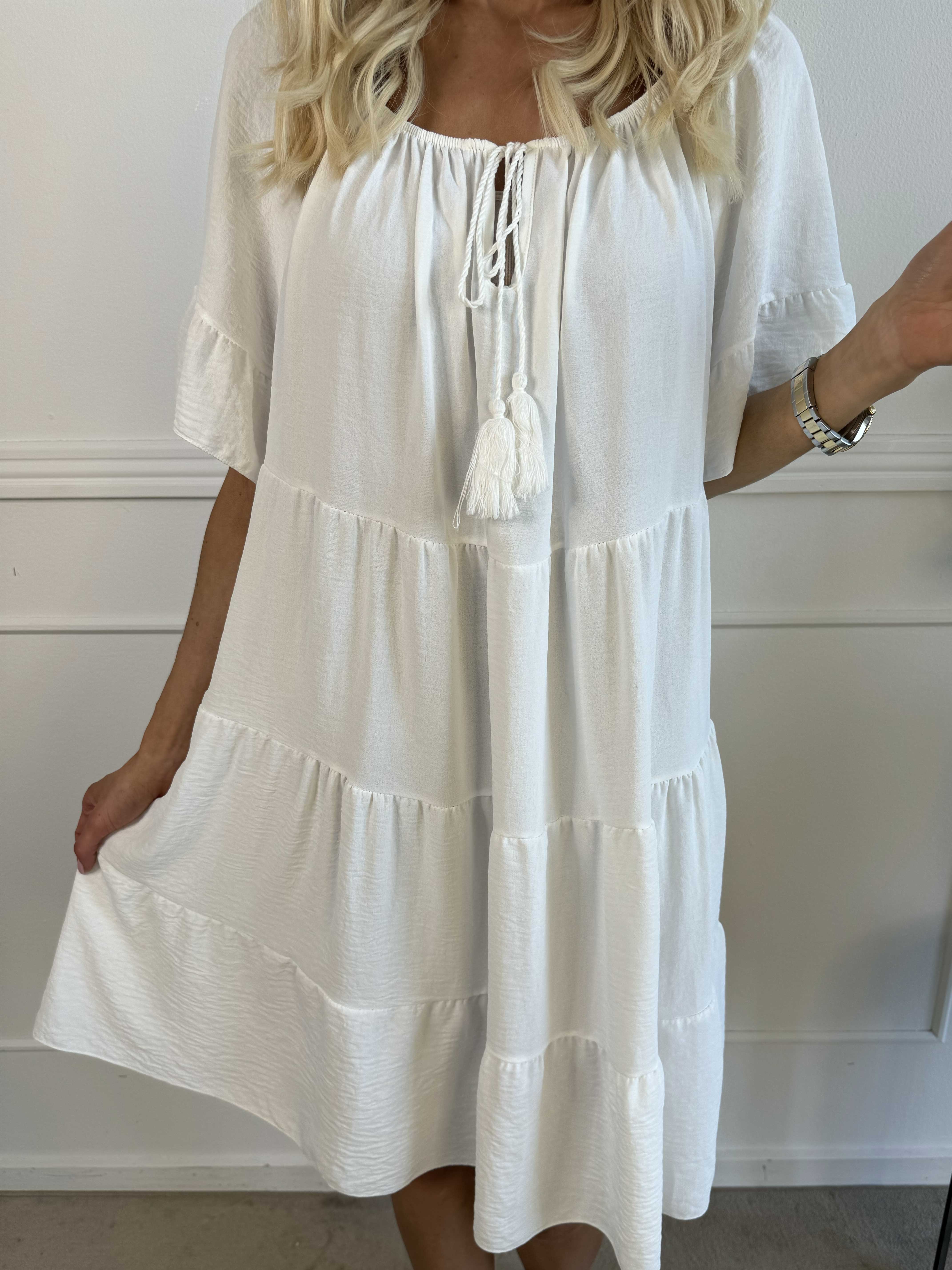 Murcia - Klänning i viskos med lager på lager och elastisk halsringning